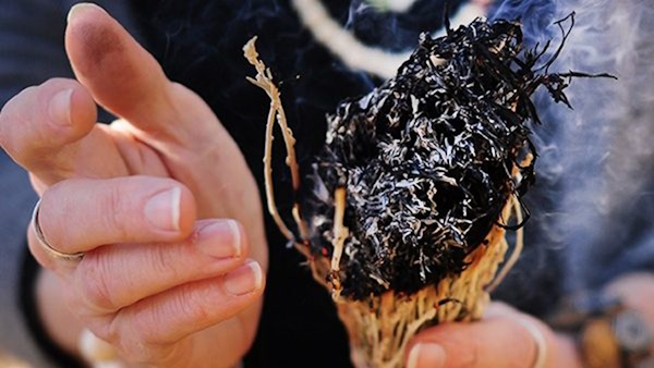 You are currently viewing How to Hold a Smudging Ceremony